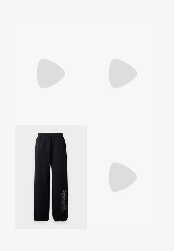 Zwarte T-shirt met korte mouwen, gemaakt van katoen, met een contrasterende witte geribbelde halslijn en een klein geborduurd ontwerp op de borst.; Zwarte joggingbroek met een elastische tailleband, trekkoord en geribbelde boorden. Heeft een tekstontwerp met glitters op het linkergedeelte.; Witte lage sneaker met zwart hieldetail, dikke witte zool en witte veters met zilverkleurige veteroogjes, weergegeven vanaf de buitenkant.; Kleine handtas in crèmekleur met een gebogen vorm en gevlochten kettinghengsel in goudkleur, ritssluiting aan de bovenkant