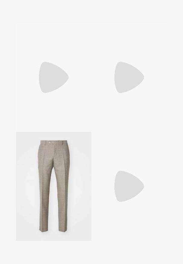 Marineblaues Langarm-Polohemd mit Reißverschlusskragen, strukturiertem Stoff und kontrastierendem dunklem Kragenbesatz. Verfügt über eng anliegende Bündchen und ein dezentes Muster.; Beige maßgeschneiderte Hose mit strukturiertem Finish, ausgestattet mit einem Knopfverschluss und zwei Seitentaschen. Strukturierter Entwurf mit geradem Bein-Silhouette.; Schwarze Leder Chelsea-Boots mit elastischen seitlichen Einsätzen, einer Zugschlaufe und einer flachen Gummisohle. Glatte Textur mit minimaler Ausgestaltung.; Dunkelgrauer Veloursledergürtel mit schwarzer rechteckiger Schnalle, zusammengerollt mit teilweise angehobenem Ende auf einfarbigem hellem Hintergrund.