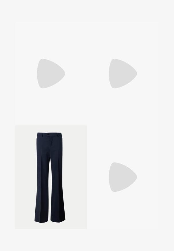 Polo en maille à manches courtes bleu clair avec des côtes verticales et trois boutons blancs sur la patte de boutonnage devant.; Pantalon de costume bleu marine avec fermeture par bouton, passants de ceinture et coupe droite à jambes larges.; Chaussure plate en cuir noir pour femme, avec bout pointu et petit talon, vue de côté sur un fond gris clair uni.; Pochette lavande douce avec tissu froncé, fermoir kiss-lock argenté et bracelet assorti sur un fond clair uni.