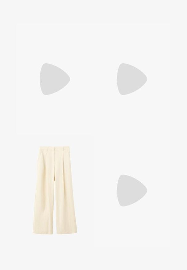Hvid hæklet top med bølgede kanter og tynde stropper, der har et blomster mønster, lavet af tekstureret blonderlignende materiale.; Bukser i cremefarve med vide ben, frontplisser og sidelommer, med skjult frontlukning.; Brun læder åben tå-mule med lav, slank kittenhæl og polstret indersål, vist på hvid baggrund.; Brun læderhåndtaske med et vævet teksturmønster, med to lange, slanke håndtag til skulderbæring.