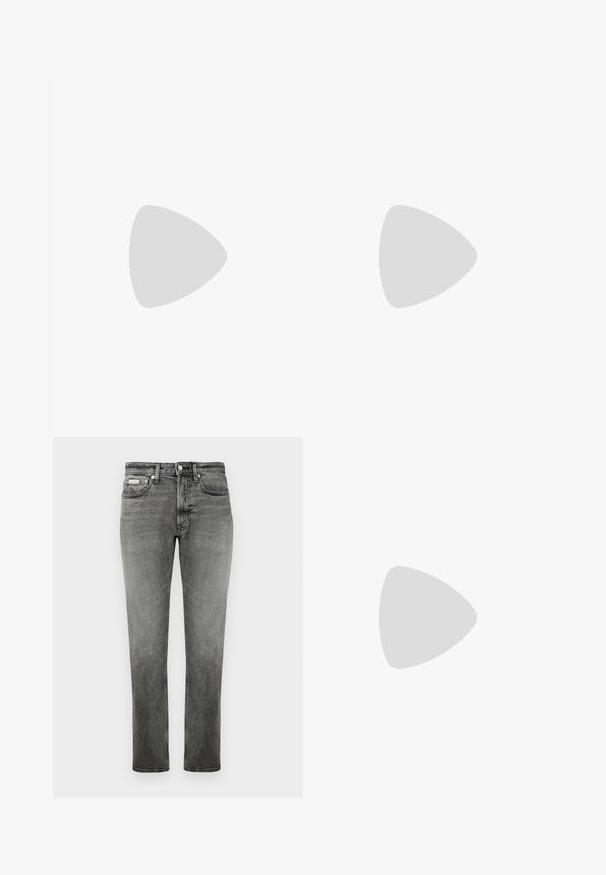 Grøn bomulds T-shirt med afslappet pasform, korte ærmer og rund hals. Har et lille hvidt logo foran.; Grå denim jeans med lige ben, foran lommer, bæltestropper, knaplukning og diskrete slidte detaljer.; Sorte læder ankelstøvler med rund tå, snørelukning og en løkke bagpå. Tekstureret overdel og gummisål.; Olivenfarvet quiltet stoftaske med en sort rem, der har en top lynlåslukning og en udvendig lynlåslomme med geometriske mønsteraccenter.