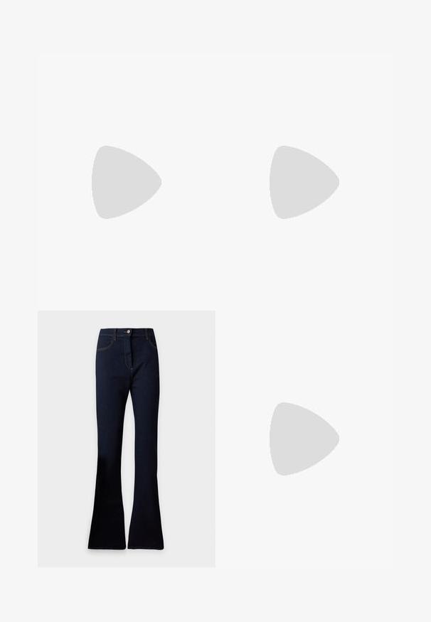 Witte T-shirt met korte mouwen, voorzien van een bladomrissingsontwerp in zwart en zachte beige abstracte vormen. Onder aan staat de tekst "Plant love".; Donkerblauwe denim flared jeans met voorzakken, riemlussen en een knoopsluiting op een effen achtergrond.; Bruine hoge hakken sandalen met bandjes, een vierkante neus, slanke bandjes, een glanzende afwerking en een opvallende, gebogen hak.; Zilverkleurige oorknoppen met een golvend, getextureerd ontwerp, gevormd als overlappende maanschijven; de gepolijste afwerking versterkt de reflecterende kwaliteiten.