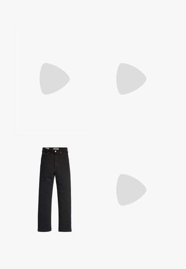 Camiseta cropped rosa con textura acanalada y bordes festoneados. Presenta un bordado floral blanco en el lado izquierdo del pecho. Tejido ligero.; Jeans de mezclilla negra con un corte recto, que cuentan con una cintura alta, diseño de cinco bolsillos, cierre de botón metálico y detalles de costura mínimos.; Chancla de goma marrón con suela texturizada y tiras en forma de V con la marca, sobre un fondo claro y liso.; Bolso de mano de cuero negro con cremallera dorada y correa ajustable con detalles rectangulares dorados sobre un fondo blanco.