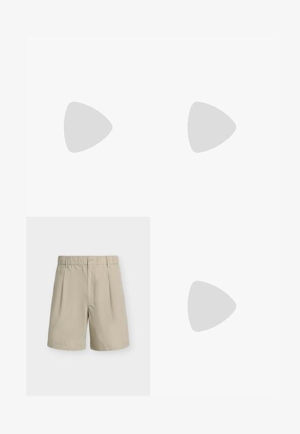 T-shirt en coton lilas à manches courtes avec un col rond et un petit texte noir "SAMSOE" imprimé deux fois sur la partie supérieure gauche de la poitrine.; Short beige pour homme avec taille élastique, fermeture par bouton, passants de ceinture, plis à l’avant et ourlet droit sur fond blanc.; Chaussure habillée noire en cuir, à enfiler, avec un petit talon et un logo Calvin Klein discret sur le côté, présentée de profil sur un fond blanc.; Sac fourre-tout en toile noire avec deux bandoulières et un motif circulaire discret en relief sur le devant.