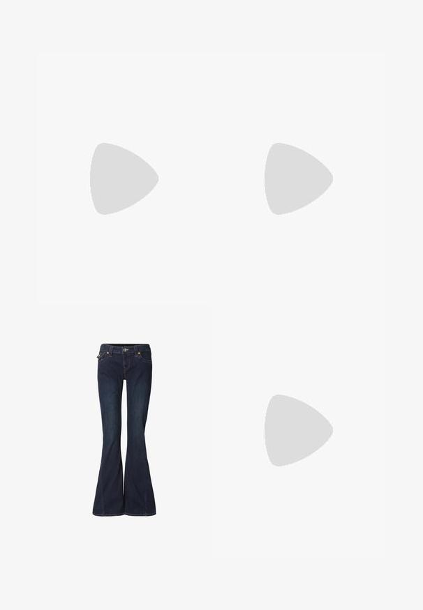 T-shirt negro de manga corta con grandes rosas rojas y un gráfico de un corazón que incluye el texto "Ed Hardy" y "LOVE ETERNAL" en acentos blancos y azules.; Jeans acampanados de mezclilla azul oscuro con cintura ajustada, dos bolsillos delanteros y detalles sutiles de costura. Cuentan con cierre de botón y cremallera.; Zapatillas blancas con suela gruesa, parte superior de cuero texturizado y cadena de metal decorativa con charms. Presentan cierre de cordones y cuello acolchado.; Bolso de cuentas negras con una silueta curva, asa de transporte y textura brillante. Llevado con zapatos de tacón altos negros y pantalones cortos negros ajustados.