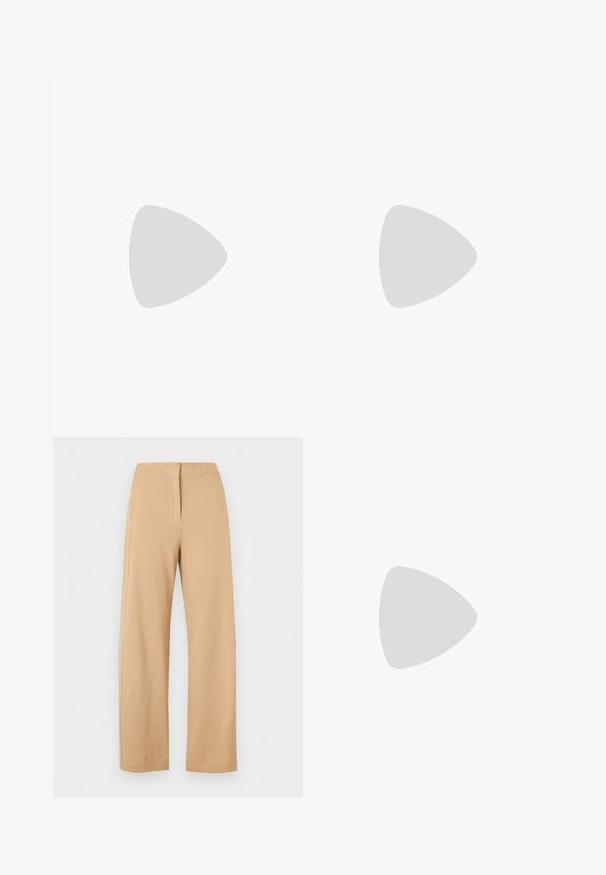 Haut noir à manches courtes avec une coupe décontractée, un col rond et des détails froncés aux épaules, confectionné dans un tissu doux et léger.; Pantalon beige taille haute à jambes larges avec un détail simple de couture frontale et une fermeture dissimulée, présenté sur fond blanc.; Chaussure plate en cuir noir à bout pointu avec talon bas et finition lisse, vue de côté sur un fond gris clair.; Sac cabas Michael Kors marron avec motif monogramme, anses réglables couleur sable, breloque logo dorée et fermeture zippée sur le dessus.