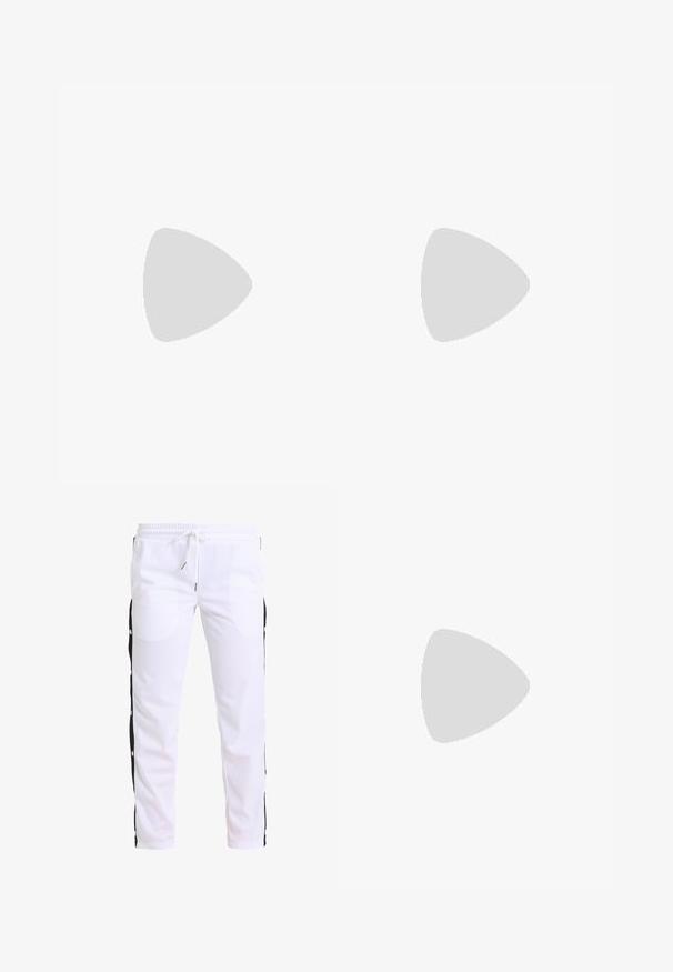 Witte driekwartmouwen shirt gemaakt van een katoenen mix; beschikt over een brede bootnek en een gladde, lichte textuur.; Witte sportbroeken met een relaxte pasvorm, zwarte zijpanelen en drukknoopsluitingen. Voorzien van een elastische tailleband met een trekkoord.; Witte lage canvas sneaker met witte veters, zwarte strepen op de zool en een rubberen, getextureerde neuskap, zijaanzicht op een witte achtergrond.; Zilveren oorringen met een dun, glad ontwerp; langwerpige ovale vorm; gepolijste afwerking; voorzien van een veilige haaksluiting.