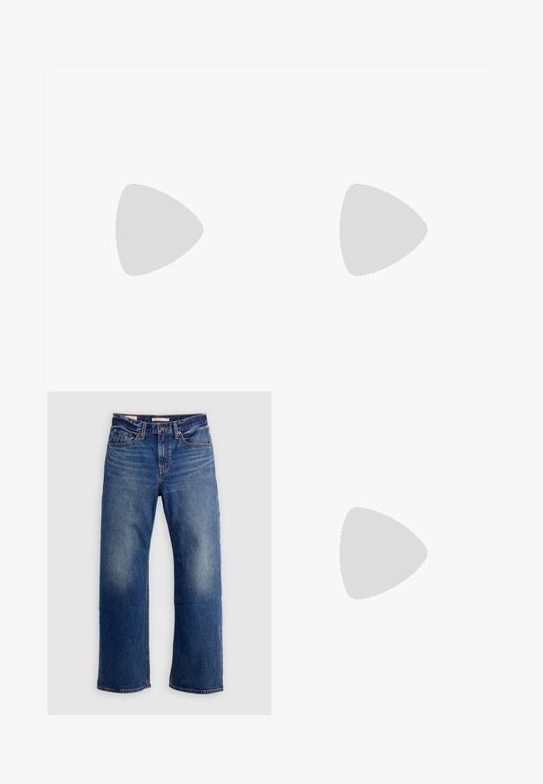 Wrap-top van textuurstof met paarse en blauwe strepen. Halterhals met een zwarte sluiting, aan één kant geaccentueerd met een knoopdetail.; Blauwe rechte spijkerbroek met voorzakken, ceintuurlussen en vervaging op de dijen, afgebeeld op een effen witte achtergrond.; Simmi London DANIQUE - Laarzen met hoge hak - black; Zwarte leren handtas met een gladde textuur. Beschikt over een verstelbare schouderband en een strak, minimalistisch ontwerp met een ritssluiting.
