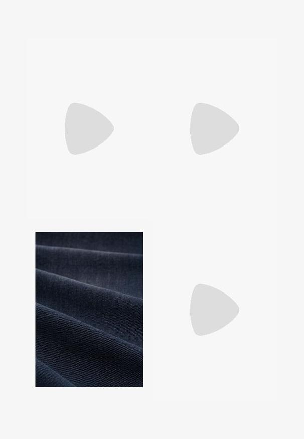 Lys grøn polo shirt, korte ærmer, blødt stof, to-knappers lukning, hvid stribe-detaljering på krave og ærmekanter. Simpelt logo foran.; Mørkeblå denimstof med en ribbet tekstur, der viser folder og bølger, hvilket fremhæver dens vægt og holdbarhed.; Marine læder sneakers med hvide gummisåler, rund tå og sorte snørebånd. Subtile teksturer og branding på siderne. Casual design.; Polaroid Solbriller - grey