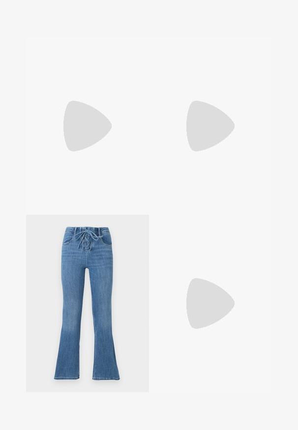 Sort langærmet top lavet af blødt stof. Har en rund halsudskæring og samlet detalje ved taljen. Glat tekstur, tætsiddende design.; ONLY Petite ONLPOWER MID TILE - Flared jeans - medium blue denim; Sort læderslagback højhælet sko med spids tå og slank hæl på en hvid baggrund.; Sort denim skuldertaske med dobbelte rebstropper og knuder i enderne på hver side, sat mod en ensartet hvid baggrund.
