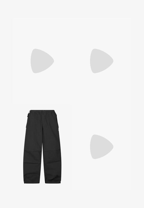 Sort oversized t-shirt i blød bomuld. Har en rund crew neckline og korte ærmer, med en glat tekstur og minimalistisk design.; Sorte bomuldsbukser med elastisk talje, to sidelommer og en afslappet pasform. Har sømme og et minimalistisk design.; Hvid lavtop sneakers med snørebånd foran, detaljeret syning og grå gummisål på hvid baggrund.; Sort crossbody taske med lynlåslomme foran og justerbar rem med teksten "KARL LAGERFELD JEANS" i hvide bogstaver.