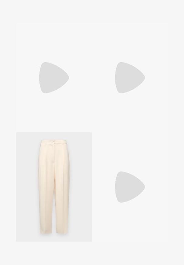 Hofmann Copenhagen FLORA - Overhemdblouse - lavender blue; Beige op maat gemaakte broek met een rechte pasvorm, voorzien van plooien aan de voorkant, een gladde textuur en een middelhoge taille. Geen zichtbare zakken.; Crèmekleurige slingback met puntige neus, kleine gebogen kittenhak en verstelbare gespband.; Beige zachte leren handtas met een zilveren metalen frame sluiting, een enkele schouderriem en een optionele kettingriem op een witte achtergrond.