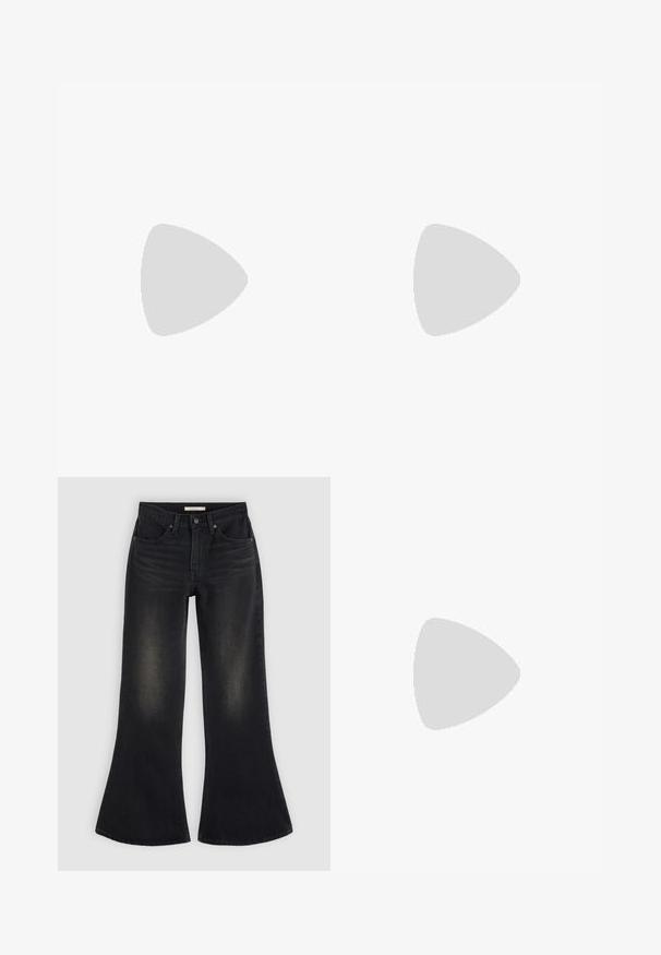 Rød off-shoulder top lavet af ribbet stof, med korte ærmer og tætsiddende design. Glat tekstur, ensfarvet uden mønstre.; Sorte jeans med vide ben, forlommer, bæltestropper og falmet skygge på lårene og knæene, lagt fladt på en lys baggrund.; Hvide Nike Air Force 1 sneakers med læderoverdel, rund tå, snørelukning, polstret krave og struktureret gummisål.; Sorte rektangulære solbriller med mørkt tonede linser, tyk plastramme og brede stænger. Glat overflade og kantet design.