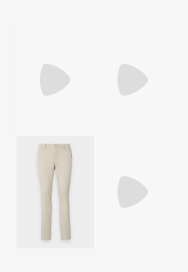 Polo à manches courtes en crème clair, avec un col en V, un tissu texturé et une coupe classique. Pas de motifs ou d'accents visibles.; Chinos beige avec une coupe droite, dotés de poches latérales et d'une texture de tissu lisse. Aucuns motifs visibles ni détails métalliques.; Baskets en cuir blanc avec un embout arrondi, une semelle plate et un laçage à l'avant. Présentent des détails de couture et un col rembourré pour plus de confort.; Sac bandoulière noir texturé avec motif géométrique en relief et bandoulière réglable avec logo de la marque.