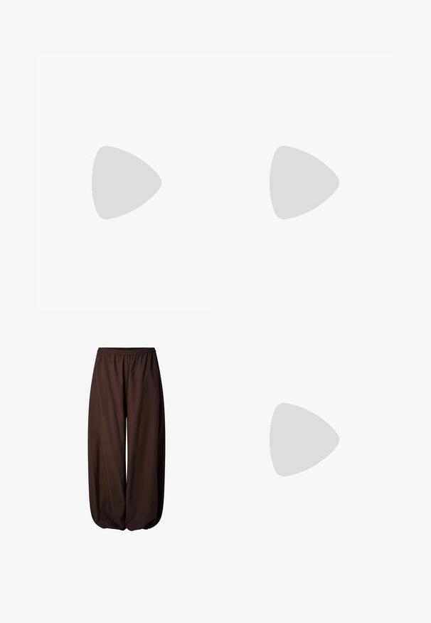 Bruine katoenen t-shirt met korte opgerolde mouwen, ronde halslijn en een losse pasvorm. Heeft een klein label op de zijnaad.; Donkerbruine broek met wijde pijpen, elastische tailleband en geplooide zoom, weergegeven op een witte achtergrond.; Bruine en beige Nike-sneaker met mesh en reflecterende details die boven een betonnen richel zweeft tegen een wazige grijze achtergrond.; Donkerbruine leren schoudertas met een zachte, slungelige vorm en een gedraaide knoopvormige handgreep op een effen witte achtergrond.
