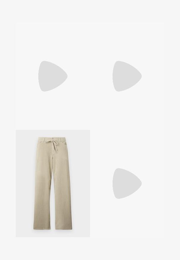 Haut en maille noir à manches courtes avec encolure en V bordée d'une délicate dentelle noire, silhouette ajustée, et étiquette de marque à l'intérieur du col.; Pantalons en velours côtelé beige à jambe large, avec poches avant, fermeture à bouton, passants de ceinture et une ceinture en tissu nouée à la taille.; Sandale à talon haut en cuir verni noir avec fine bride à la cheville, bout ouvert et design minimaliste sur fond clair uni.; Petit sac à main noir brillant avec deux longues anses et des détails à cordon sur les côtés sur un fond clair uni.