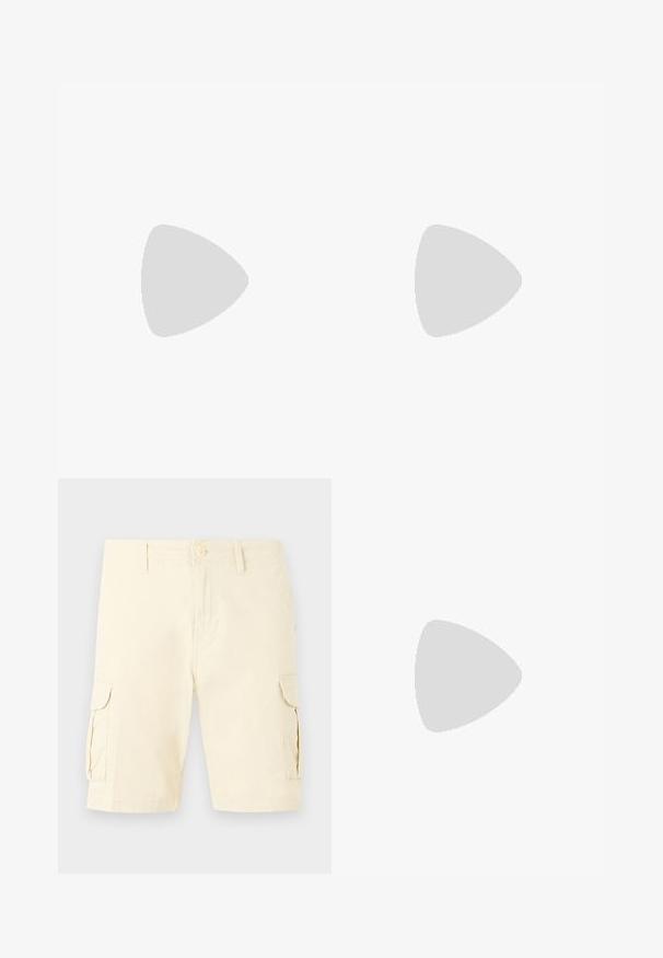 Kurzärmliges, Rundhalsausschnitt-T-Shirt in Beige mit mehrfarbigem Blumenmuster in Blau, Gelb und Braun. Weicher Stoff mit lässiger Passform.; Beige knielange Cargoshorts mit Knopf- und Reißverschluss, Gürtelschlaufen und Klappentaschen auf beiden Seiten.; Beige Leinen-Sneaker mit niedrigem Profil, Metallösen und Gummisohle. Mit einem strukturierten Muster und einem Logodetail an der Seite.; Beige Canvas-Shopper mit Fronttasche, zwei Griffen, verstellbarem Schulterriemen und kleinem gelbem "O.N.S"-Text unten rechts auf der Tasche.