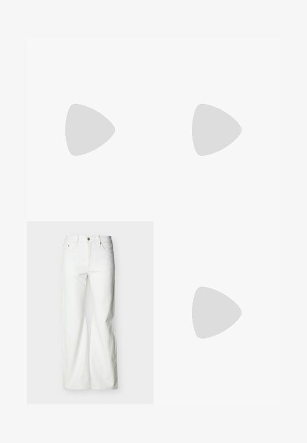 Rode lange mouwen voetbalshirt met een witte kraag en manchetten. Heeft drie witte strepen op de schouders en het "adidas" logo prominent weergegeven.; Witte jeans met rechte pijpen en hoge taille, voorzien van een knoopsluiting aan de voorkant, rits, en zij- en achterzakken, tegen een effen lichte achtergrond.; Crème leren sneaker met drie donkere strepen, een bruine gumrubberen zool en een ronde neus. Voorzien van een opvouwbare tong met het label "SAMBA."; Zilverkleurige metalen creolen oorbellen met een glad, licht gebogen oppervlak en sluitingen met haaksluiting op een effen witte achtergrond.