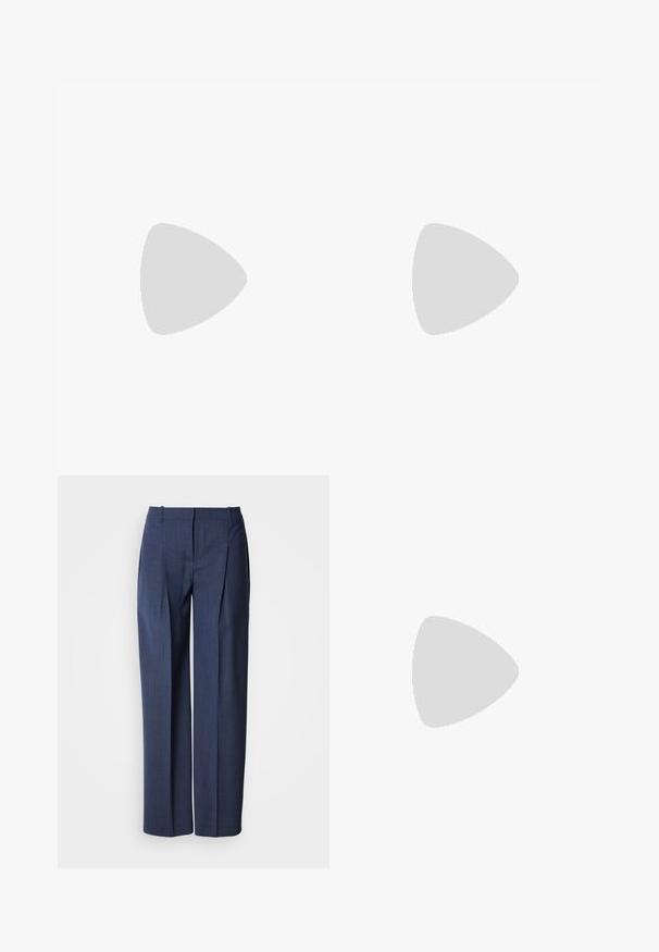 Polo bleu marine fabriqué en tissu lisse, avec un col, des manches courtes et une patte de boutonnage avec un petit détail de logo.; Pantalon de tailleur bleu marine avec plis, passants de ceinture et fermeture éclair à l'avant, présenté sur fond blanc.; Bottes noires montantes en cuir lisse avec un bout carré et un talon bloc. Portées avec une jupe en denim grise à l'ourlet effiloché.; Sac à main en cuir souple beige avec un fermoir en métal argenté, une bandoulière simple et une bandoulière chaîne optionnelle sur fond blanc.