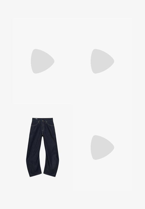 T-shirt blanc à manches courtes avec le numéro 19 bleu et le texte en cursive noire "Match Season" sur le côté gauche de la poitrine.; Jean denim bleu foncé à jambes larges avec poches avant, passants pour ceinture et fermeture bouton, posé à plat sur fond blanc.; Baskets en daim noir avec trois bandes blanches et logo doré. Semelle en gomme avec adhérence texturée. Design classique à tige basse, bout arrondi.; Sac à main en cuir noir avec deux poignées supérieures, boucles décoratives et une bandoulière amovible sur fond blanc.