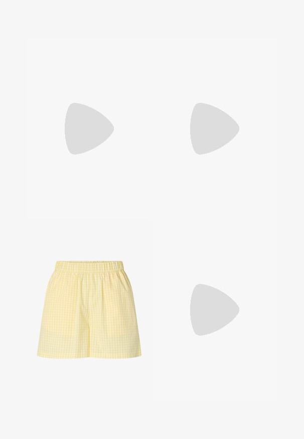 Zwart-witte gestreepte mouwloze top met hoge kraag, voorzien van een keyhole uitsnede en ribbeltextuur over de gehele stof.; Geel-witte geruite shorts met een elastische tailleband, een relaxte pasvorm en rechte pijpopeningen.; Zwarte gepatineerde ballerina's met een spitse neus, een klein strikdetail aan de voorkant en een lage, vierkante hak. Glad, glanzend oppervlak.; Witte synthetische handtas met twee voorzakken, elk voorzien van een gebonden strikdetail. Soepele textuur, afgeronde handgrepen en een ritssluiting.