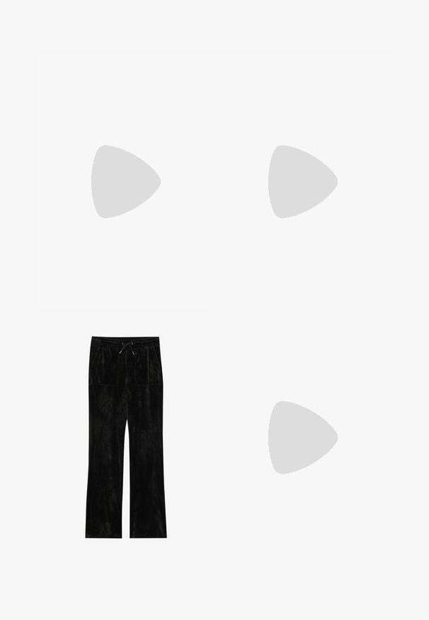T-shirt noir à manches courtes en tissu de tulle noir froncé, col rond et silhouette ajustée.; Pantalons en velours noir avec une texture douce, design à jambes larges, taille élastique, fermeture à cordon de serrage et deux poches avant.; Sandale noire à fines lanières, petit talon kitten, boucle fine pour l’orteil et bride réglable à la cheville avec boucle argentée, sur fond blanc.; Sac à main en cuir noir avec une forme arrondie, orné de clous en argent et d'une boucle en argent bien visible à l'avant. Sangle ajustable incluse.