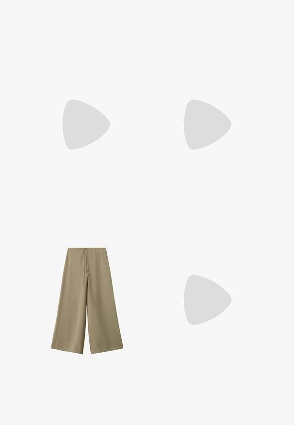 Olijfgroen top met korte mouwen, een ronde halslijn en een strikdetail aan de voorkant. Zacht, gestructureerd materiaal met een losse pasvorm.; Beige broek met wijde pijpen, elastische tailleband en trekkoord, gemaakt van lichtgewicht stof.; Grijze suede sneaker met witte leren strepen en gouden logo detail. Platte gum zool, ronde neus en klassiek vetersluitingssysteem.; Bruine suède schoudertas met een enkele band en een ritssluiting aan de bovenkant, gepresenteerd tegen een effen witte achtergrond.