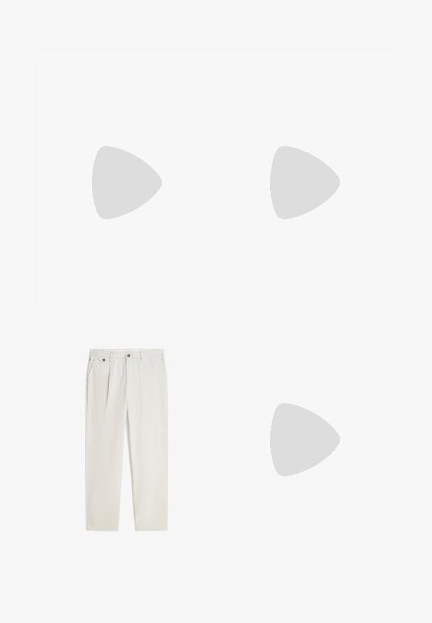 Polo vert olive à manches courtes avec deux boutons, col plié et petit écusson carré avec logo sur la poitrine gauche.; Pantalon beige décontracté avec passants pour ceinture, bouton et fermeture éclair à l'avant, poches latérales et petite poche à rabat avec bouton sur le côté droit.; Chaussure à lacets en daim marron clair avec semelle blanche et coupe basse à la cheville, vue de profil sur un fond neutre.; Ceinture en daim marron roulée avec une boucle rectangulaire en métal argenté sur un fond clair uni.