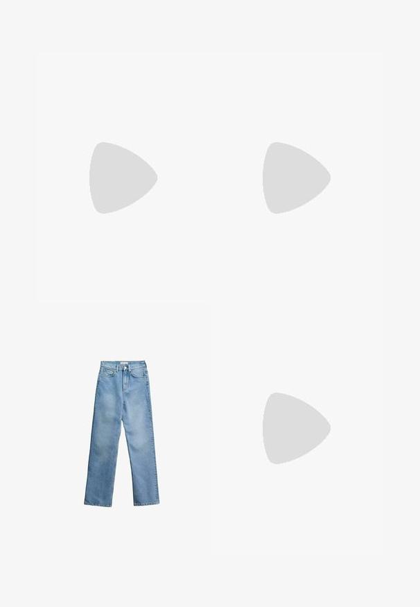 Hvid ribbet tanktop med rektangulær udskæring og brede skulderstropper. Stofmaterialet har en tekstureret, strækbar overflade.; Lyseblå jeans med høj talje og lige ben, med frontknap og lynlås, bæltestropper og fem-lomme design på hvid baggrund.; Hvide sneakers med en tekstureret finish, snørelukning, rundet tå og branding på siden. Indeholder diskrete syninger og en gummisål.; Guldtonede hoop øreringe med en poleret overflade, afrundet form og hængselslukning, der har en glat tekstur og et minimalistisk design.