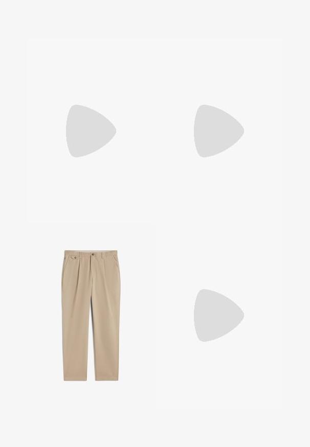 Donkerblauw poloshirt met korte mouwen en een geribbelde structuur, voorzien van een kraag en een drieknopsbies.; Beige rechte broek met riemlussen, knoop- en ritssluiting aan de voorkant, zijzakken en geplooide details bij de tailleband.; Donkerbruine leren loafer met een lage zwarte hak, moccasinnaad en een decoratieve band over de bovenkant.; Bruine leren riem met zilverkleurige rechthoekige gesp en klein rechthoekig logolabel met rood, wit en zwart ontwerp vlak bij de gesp.