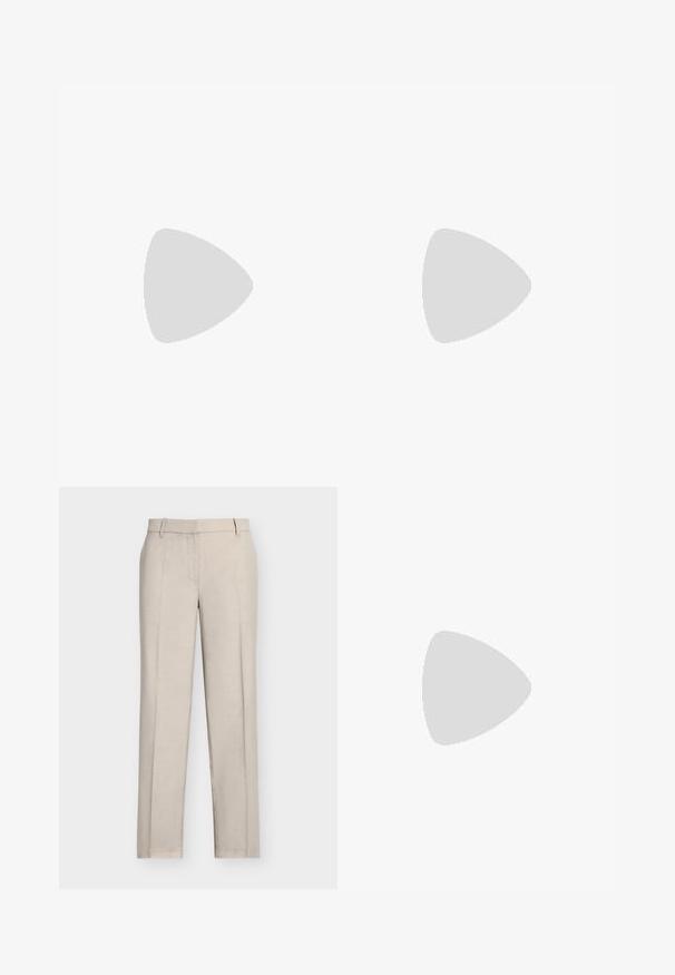 Beige højhalset ærmeløs top, lavet af blød, tekstureret stof. Har raglan-skulder og en tætsiddende silhuet. Velegnet til lagdelte outfits.; Beige bukser med lige ben, frontfolder, bæltestropper og skjult frontlukning, vist på en ensfarvet hvid baggrund.; Nude strappy hæl sandaler med en tynd ankelrem, en glat teksturoverflade og en spids 5 cm hæl. Minimalistisk design med en flad tåbund.; Tre ringe på en hvid overflade: en skinnende guldfarvet kuppel-formet, en cremet marmoreret stor, og en tynd guldfarvet med afrundede perler.