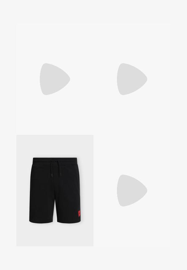 Schwarzes Poloshirt mit kurzen Ärmeln, einer Drei-Knopf-Leiste und rotem rechteckigem Hugo-Logo auf der linken Brustseite und innen am Kragen.; Schwarze knielange Shorts mit elastischem Bund und Kordelzug, mit einem kleinen roten rechteckigen Logo-Patch am unteren linken Bein.; Schwarze High-Top-Sneaker mit Netzpaneelen und dicken Gummisohlen, kombiniert mit grauen Jeans mit roten und weißen Seitenstreifen.; Schwarze rechteckige Sonnenbrille mit dunkelroten Gläsern, mit matter Oberfläche und rotem Logo am Bügel. Robuster Kunststoffrahmen.