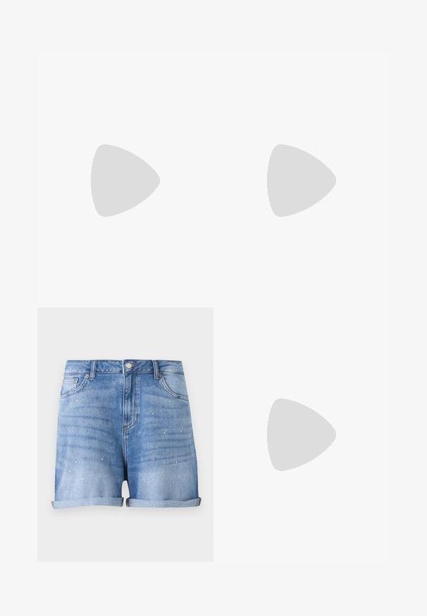 Grå ribbet strikket crop top med korte volangærmer og rund halsudskæring. Glat tekstur, tætsiddende design og ingen synlige grafik eller mønstre.; Lyseblå denimshorts med opsmøgede kanter og små sølvsøm spredt på forlommerne og øvre lår.; Sort laklæder mule med åben tå og kraftig blokhæl, placeret oprejst på gråt gulv mod sløret baggrund.; Sort kunstlæder håndtaske med krokodilteksur, indsnøret top og en sammenkrøben rem. Ser blød og kompakt ud i designet.