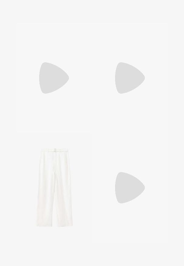 Polo à manches courtes côtelé gris clair avec col et quatre boutons sur la patte de boutonnage devant.; Pantalon blanc taille haute à jambes larges avec ceinture en tissu assortie et poches latérales, présenté sur un fond blanc uni.; Mule en daim beige à bout ouvert avec un petit talon kitten noir et un dos ouvert, vue de profil sur fond blanc.; Pochette en cuir noir souple avec un cadre arrondi et une petite fermeture à languette en haut au centre.