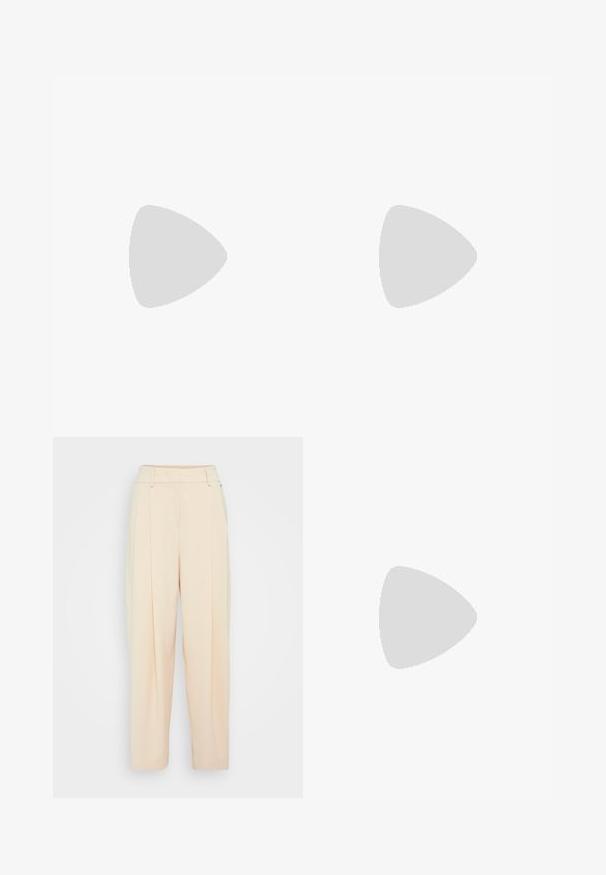 Bruine, mouwloze jurk met een getailleerde pasvorm. Kenmerkt zich door zijruche en een gladde, elastische stof. Eenvoudige rondhalslijn, lengte boven de knie.; Lichtbeige wijde broek met hoge taille, voorzien van twee zijzakken en dubbele plooien voor extra detail. Glad, zacht materiaal.; Enkele witte open teen mule met blokhak op geplaveide grond nabij betegelde muur, schuin geplaatst om zij- en bovenaanzichten te tonen.; Calvin Klein ARCHIVE SHOULDER BAG SHINY - Handtas - ecru