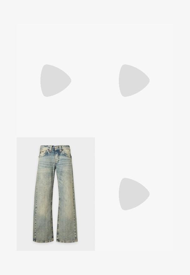 Čierny bezramienkový top vyrobený z elastického materiálu, s hladkou textúrou a priliehavým strihom. Bez viditeľných kovových prvkov alebo dekorácií.; Svetlomodré džíny z denimu s vyblednutým vertikálnym pruhovaným vzorom, prednými vreckami, zapínaním na gombíky a širokými rovnými nohavicami.; Čierne lakované kožené slingback topánky s ostrou špičkou a nízkym blokovým podpätkom. Nastaviteľný prackový popruh v oblasti členka.; Čierna kožená kabelka cez rameno s detailom prackového popruhu, zaoblenými okrajmi a kontrastným bielym prešívaním na jednoduchom pozadí.