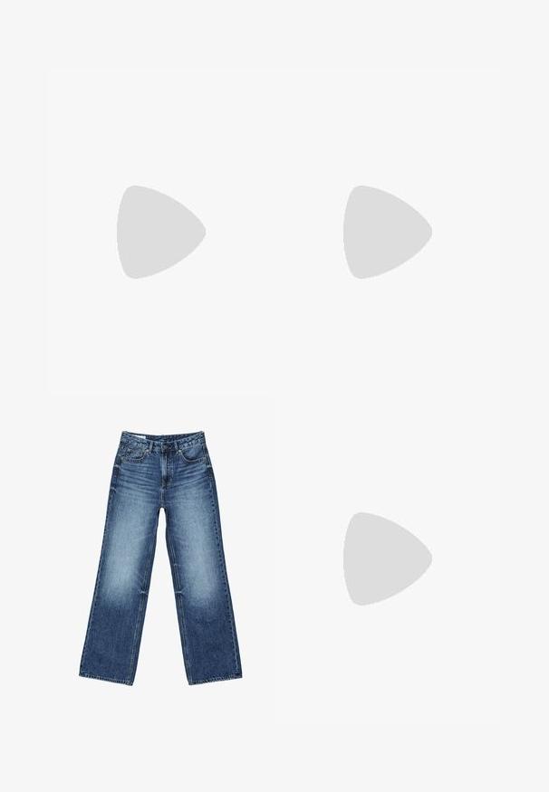 Polo blanc à manches courtes avec col, patte de boutonnage, poignets de manches et ourlet détaillés en gris clair, posé à plat sur un fond blanc.; Jean en denim bleu avec un effet délavé sur les cuisses, coupe droite à jambes larges, fermeture avant avec bouton, fermeture éclair, et style cinq poches.; Jambes portant des leggings côtelés foncés associés à des ballerines noires avec de petits détails en nœud sur fond blanc.; Petit sac à main noir brillant avec deux longues anses et des détails à cordon sur les côtés sur un fond clair uni.