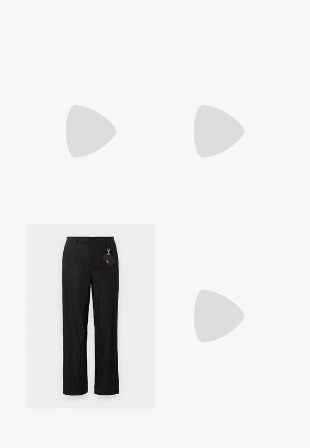 Schwarzes Poloshirt aus Baumwolle mit Kragen, drei Knöpfen, weißen Akzenten und einem dezenten Logo auf der Vorderseite. Kurze Ärmel.; Schwarze, strukturierte, weit geschnittene Hose mit glatter Oberfläche und sichtbaren Nähten; inklusive eines Schildes, das mit einem silbernen Hardware-Loop befestigt ist.; Schwarzer flacher Leder-Sneaker mit Schnürung vorne und flacher Gummisohle, seitlich auf einem schlichten weißen Hintergrund gezeigt.; Schwarze, strukturierte Leder-Umhängetasche mit verstellbarem Riemen und Metall-Logoplatte vorne, rechteckige Umschlagklappe.