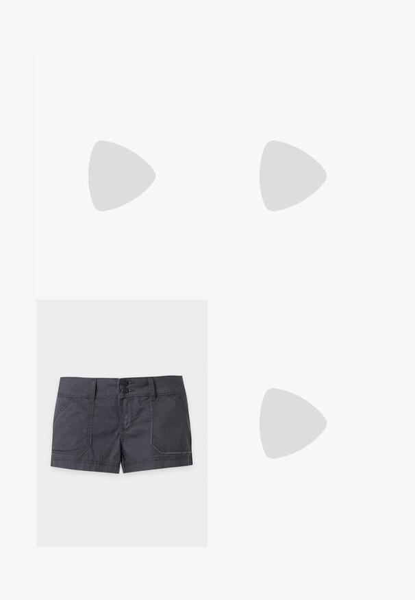 T-shirt en coton vert avec un col blanc et des accents de manches blancs. Présente "REJOINS-MOI DANS LE CREUX" en grosses lettres scintillantes sur le devant.; Shorts décontractés gris foncé avec fermeture à double bouton, passants de ceinture, poches avant et coutures apparentes sur un fond clair uni.; Jambes portant des leggings côtelés foncés associés à des ballerines noires avec de petits détails en nœud sur fond blanc.; Even&Odd by Zalando Sac à main - brown