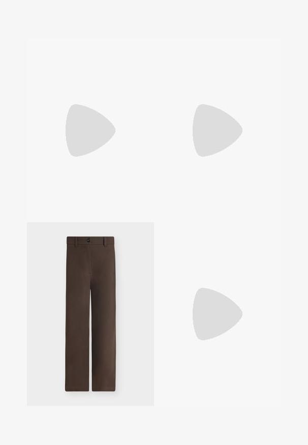 Zwarte langmouw rib T-shirt met een ronde halslijn, gemaakt van zachte stof, met een basisontwerp zonder versieringen of patronen.; Bruine, rechtgesneden broek met een knoop en riemlussen, plat gelegd op een neutrale achtergrond.; Bruin- en zwarte luipaardprint puntige muilezels met een slanke zwarte kittenhak en open achterkant op een witte achtergrond.; Zwarte leren handtas met lange handvatten en een bijpassend klein ritstasje tegen een effen achtergrond.