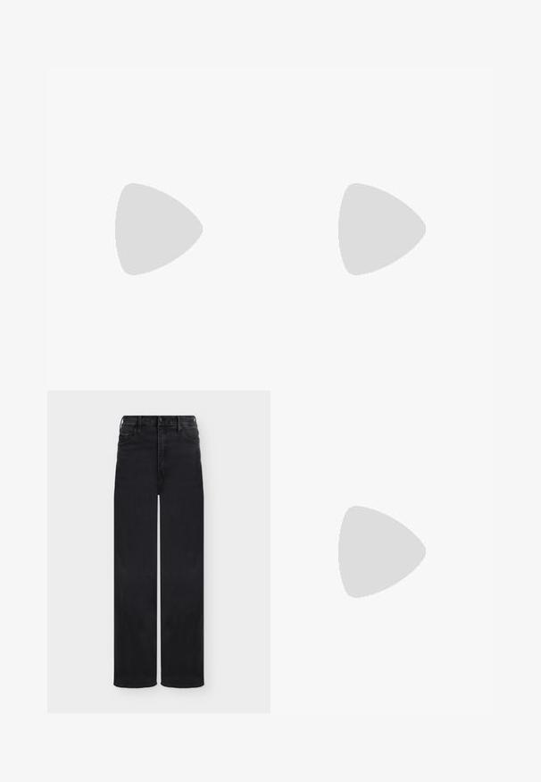 Schwarzes langärmliges Oberteil aus leichtem, strukturiertem Stoff. Hat einen runden Halsausschnitt und eine figurbetonte Silhouette mit minimalen Details.; Schwarze Jeans mit hoher Taille und weitem Bein, vorne mit Knopf- und Reißverschluss, Gürtelschlaufen sowie Vorder- und Gesäßtaschen, auf weißem Hintergrund dargestellt.; Schwarzer Knöchelstiefel aus glattem Leder mit spitzer Zehenpartie und schmalem Absatz. Das Obermaterial zeichnet sich durch ein leicht gerafftes Design aus.; Dunkelbraune Leder-Schultertasche mit geflochtenem Griff und sichtbaren Nahtdetails auf der Vorderseite.