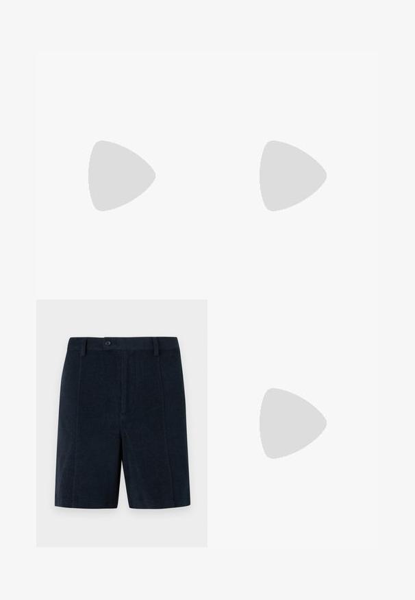Polo en maille à manches courtes avec des rayures horizontales bleu marine et beige, bord côte à l'ourlet et aux poignets, avec un motif ajouré ressemblant à une maille filet.; Short bleu marine taillé avec passants de ceinture, fermeture à boutons devant et ourlet droit sur un fond uni.; Mocassin en cuir noir avec un détail tissé à l'avant, bout arrondi et petit talon. Texture lisse et design minimaliste.; Sac bandoulière en cuir marron foncé texturé avec une sangle réglable et un petit accent décoratif bleu sur le côté.