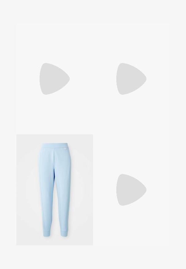 Ανοιχτό μπλε μπλουζάκι Nike με κοντά μανίκια, με μικρό κείμενο "Nike Summer" και λογότυπο σε μπλε στην αριστερή πλευρά του στήθους.; Ανοιχτό μπλε φόρμες jogger φτιαγμένες από μαλακό υλικό, με ομαλή υφή, κομψά πόδια και μια διακριτική λογότυπο πλευρικά.; Μαύρο αθλητικό σανδάλι με κλειστή μύτη, λουριά με βέλκρο στη μέση του ποδιού και στη φτέρνα, και παχιά επενδεδυμένη σόλα με τη λέξη "AIR" στο πλάι.; Μπεζ τσάντα χεριού με υφασματική υφή, δομημένο σχήμα, επάνω χερούλι και αποσπώμενο λουρί; διαθέτει λεπτομέρειες με κορδόνια και μεταλλικά αξεσουάρ.
