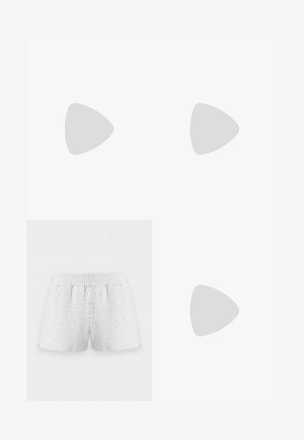 Helles blaues ärmelloses Oberteil mit quadratischem Ausschnitt, aus glattem Stoff gefertigt, mit einer taillierten Passform und einer minimalistischen Silhouette.; Hellgraue Baumwollshorts mit elastischem Bund und drei weißen Knöpfen in der vorderen Mitte, dargestellt vor weißem Hintergrund.; Schwarze Leder-Ballerinas mit spitzem Zehenbereich, gerafften Details am Schaft und einem silbernen Schnallenakzent am verstellbaren Riemen.; Schwarze lederne Handtasche mit glatter Textur. Verfügt über einen verstellbaren Riemen und ein elegantes, minimalistisches Design mit einem Reißverschluss.