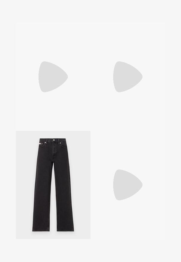 Sort langærmet turtleneck skjorte, slim fit, ribbet tekstur, med justerbare snore i kanten for en tilpasselig længde.; Sorte vidde jeans lavet af denim, med høj talje, fem-lomme stil og en metalknap lukning med kontrasterende syninger.; Sort læder Calvin Klein slip-on mule med blokhæl, der hviler på trætøj udendørs nær en grøn plante og en grå væg.; Sort læder skuldertaske med lang rem, sidelommer og præget Calvin Klein-logo på fronten.
