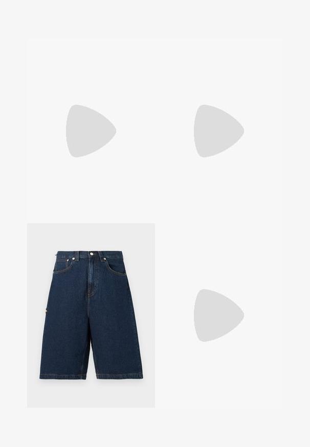 Grünes Baumwoll-T-Shirt mit rundem Ausschnitt, kurzen Ärmeln und einer frontalen Tasche mit einem orangefarbenen Etikett. Kontrastnähte sind sichtbar.; Dunkelblaue Denim-Shorts mit lockerer Passform, ausgestattet mit zwei vorderen Taschen und einer einzelnen Gesäßtasche, abgerundet mit orangefarbenen Nähakzenten.; Weiße Sneaker mit schwarz- und grau-aczenten, ausgestattet mit einer strukturierten grauen Zehenkappe, schwarzer Gummi-Sohle und flachen weißen Schnürsenkeln. Sauberes Design, minimalistische Stil.; Schwarze Nylon-Umhängetasche mit verstellbarem Riemen, flachem Design und seitlichem Etikett mit Logo. Glatte Textur und minimalistischer Stil.
