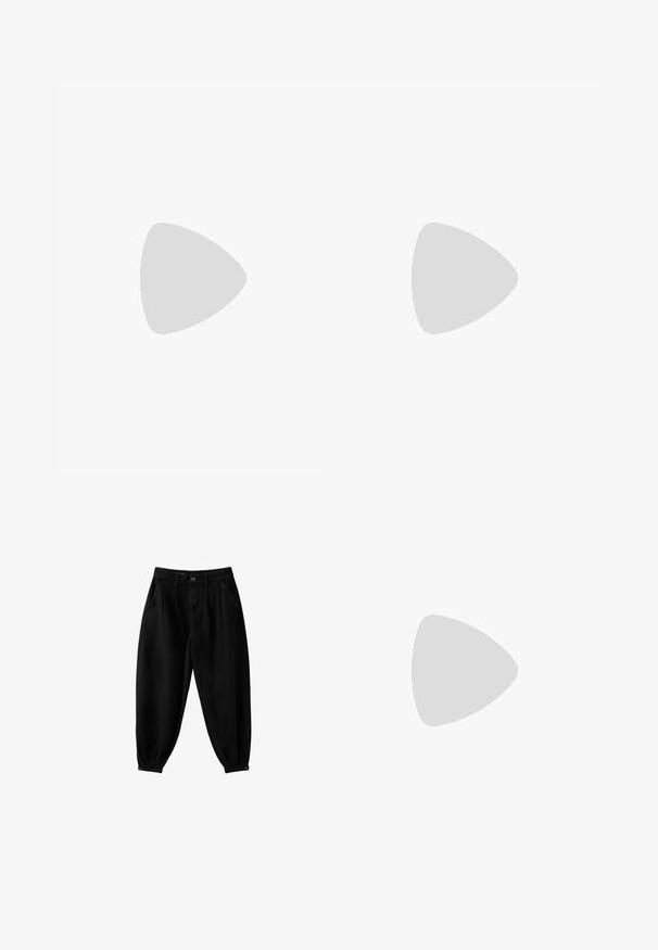 Haut noir sans manches avec encolure drapée et doux plis sur un côté, en tissu lisse.; Pantalon noir taille haute fuselé avec plis, poches avant, passants de ceinture, fermeture par bouton et boutons-pression aux chevilles.; Escarpins en cuir verni noir avec un bout pointu et un petit talon carré. Sangle réglable à la cheville avec boucle.; Petit sac à main noir brillant avec deux longues anses et des détails à cordon sur les côtés sur un fond clair uni.