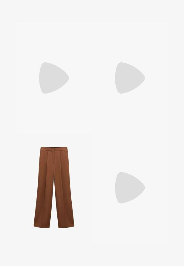 Top asymétrique marron avec une épaule, texture froncée d'un côté et finis lisse sur l'ensemble. Tissu doux et extensible.; Pantalon large marron taille haute avec plis à l'avant et poches latérales, doté d'une fermeture éclair dissimulée à l'avant et d'une fermeture au niveau de la ceinture.; Mule en cuir verni marron foncé, à bout ouvert, avec une large bride et un talon haut fin sur fond blanc.; Sac à main en daim marron foncé en forme de croissant avec une seule sangle large et une texture lisse sur fond blanc.
