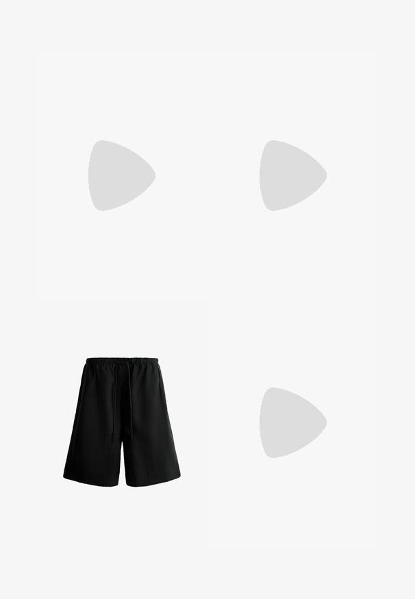 Schwarzes Kurzarmoberteil mit rundem Halsausschnitt. Weicher Stoff mit strukturierten, gestickten Akzenten an den Schultern. Legere Passform, ohne Verschlüsse.; Schwarze lockere Shorts mit elastischem Bund und vorderem Kordelzug, knielang, aus leichtem Stoff.; Schwarze Gummi-Flip-Flop-Sandale mit strukturierter Sohle und glatten Riemen, Seitenansicht auf einem schlichten hellgrauen Hintergrund.; Schwarze lederne Handtasche mit glatter Textur. Verfügt über einen verstellbaren Riemen und ein elegantes, minimalistisches Design mit einem Reißverschluss.