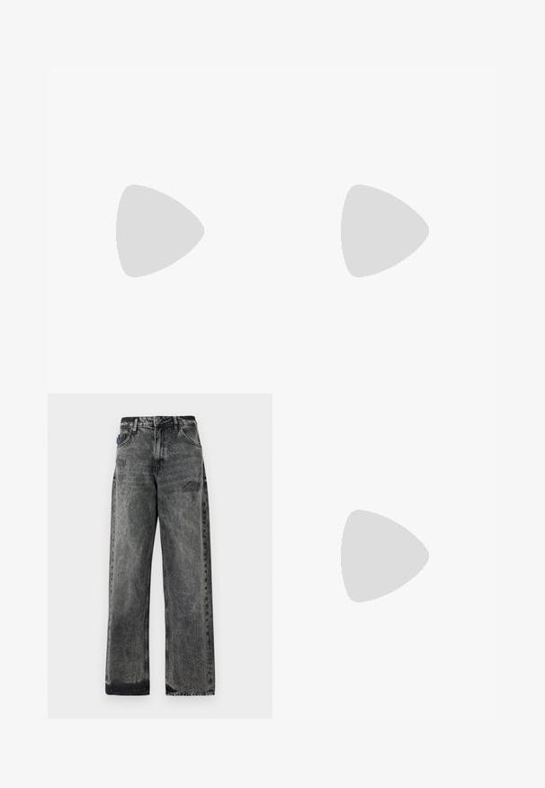 Sort langærmet skjorte lavet af glat stof. Har en rund halsudskæring og et lille sølvlogo på brystet. Minimalistisk design.; Bredde ben sorte denimjeans med en falmet vask, slidte detaljer foran og standard fem-lomme design.; Sort læder slingback højhælede sko med spidse tæer, glat overflade og en smal ankelrem med guldfarvede hardware detaljer.; Sort skuldertaske i læder med trekantet form, præget logo og en enkelt justerbar rem. Minimalistisk design med glat tekstur.